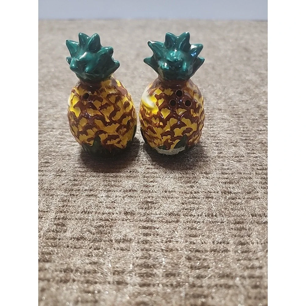 Kenmar‎ Pineapple Salt & Pepper Shakers